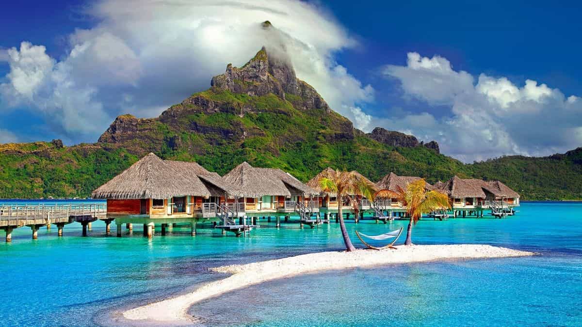 Visiting Resort with friends in anniversary time-min