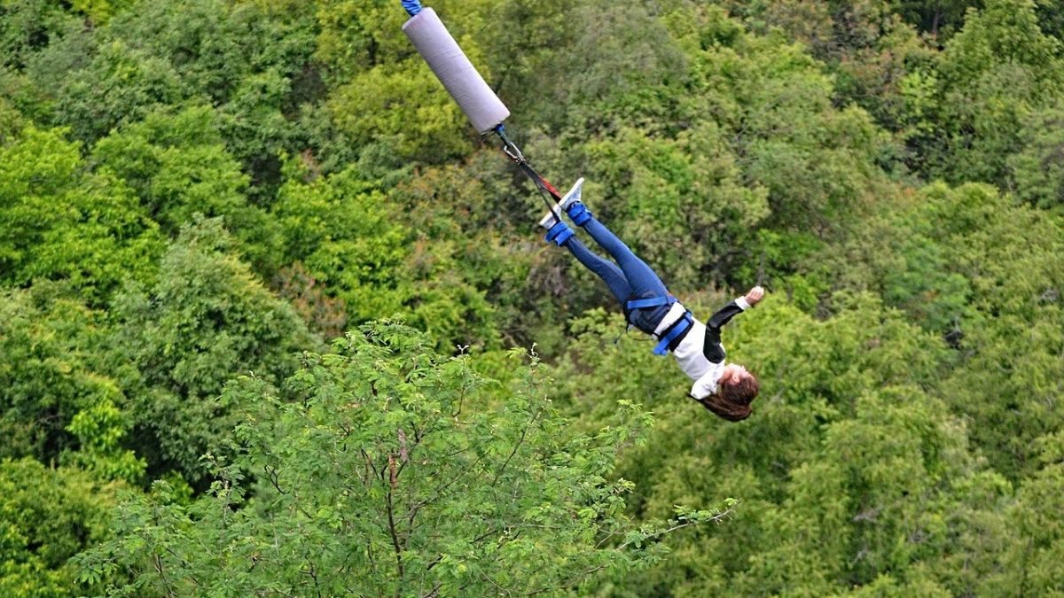 Unique and Sensational Places bungee jumping with boyfriend and girlfriend