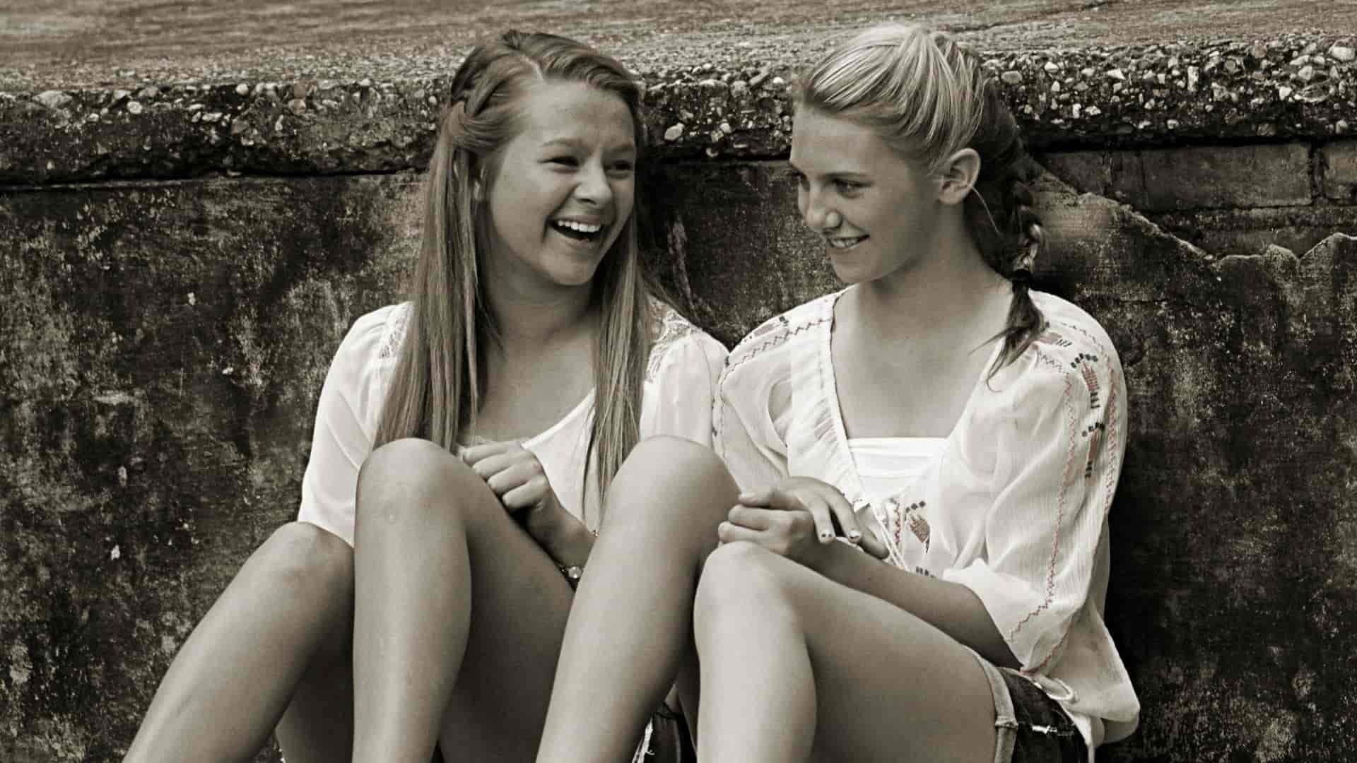 girls young-happy friends smiling