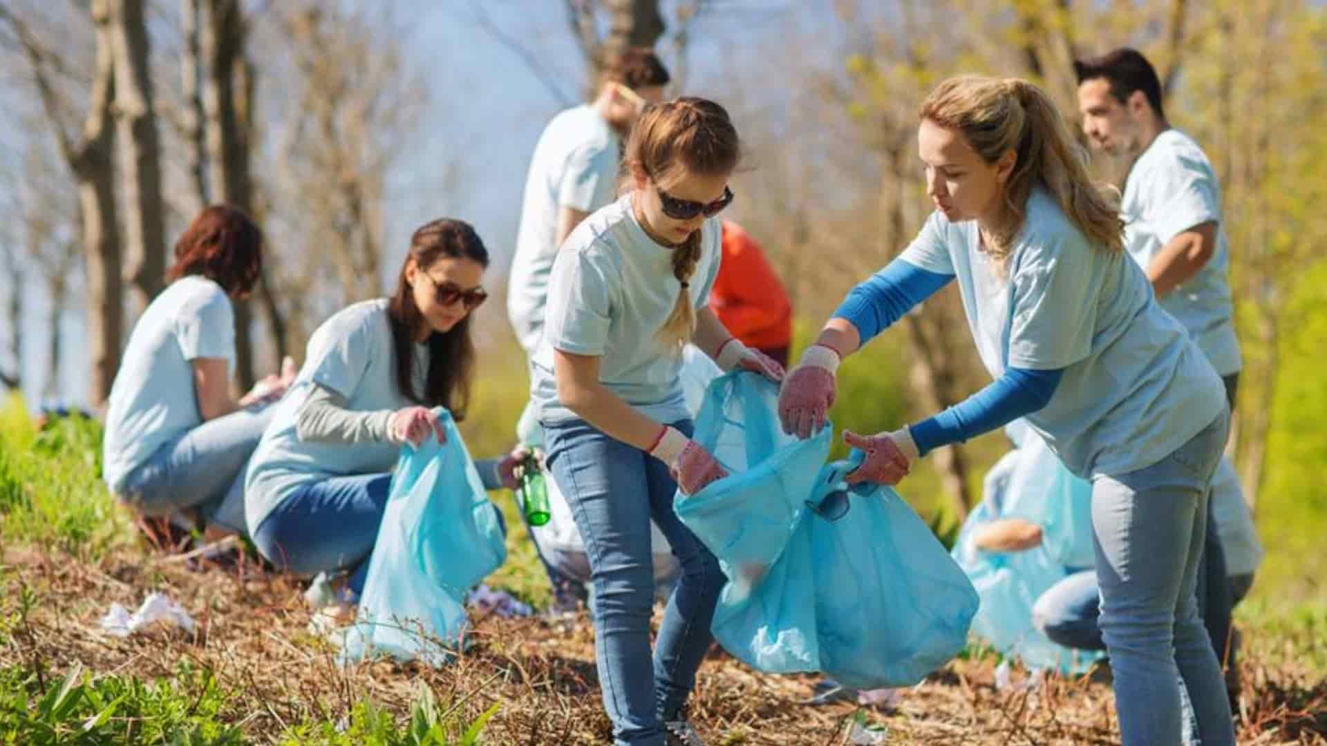 social works volunteering teenagers