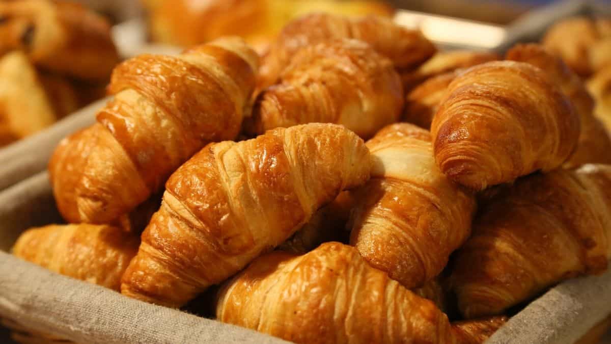 Bed and Breakfast make croissants